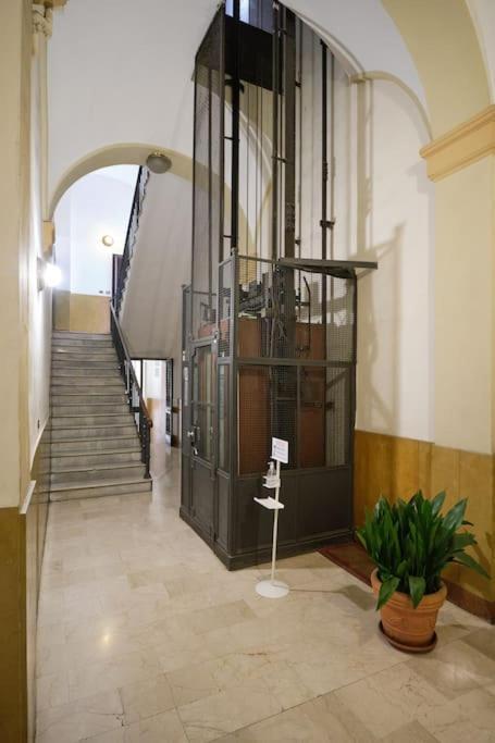 Lussuoso Appartamento Nel Cuore Del Centro Storico Болонья Экстерьер фото